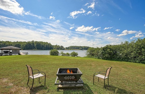 Mineral House | Lakefront Escape w/Dock, Firepit & Sunset Views