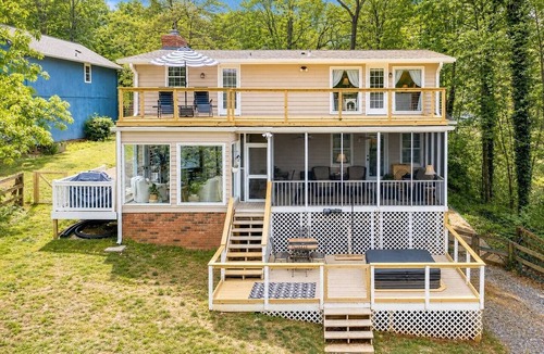 Inman House | Lakefront Oasis on Bowen | 4BR, Hot Tub, Sleeps 8