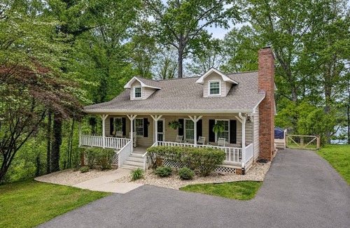 Inman House | Lakefront Oasis on Bowen | 4BR, Hot Tub, Sleeps 8