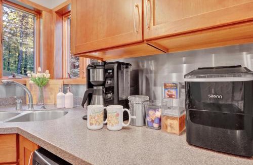 Lake Ariel House | Lakefront Sunsets, Hot Tub, Pool Table, Kayaks
