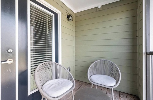 Cocoa Apartment | Landing | Amazing 3BD, Pool, Gym