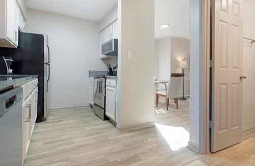 Crabtree Apartment | Landing | Incredible 2BD, Tennis Court, Gym