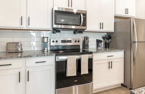 Port Malabar Apartment | Landing | Spectacular 1BD, Gym, Pool