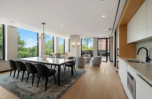 Bath Beach Apartment | Landing | Spectacular Studio in Bath Beach