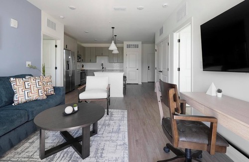 Ono Island Apartment | Landing | Stunning 2BD, Clubhouse, Pool