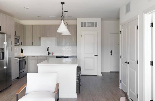 Ono Island Apartment | Landing | Stunning 2BD, Clubhouse, Pool