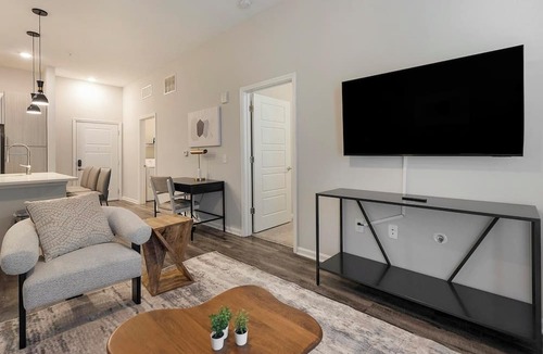 Charlotte Apartment | Landing | Stunning 2BD, Pool, Gym