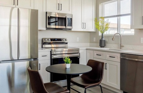 College View Apartment | Landing | Stunning 2BD in Harvey Park South