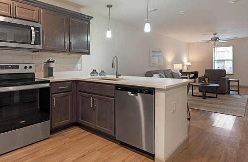 Lyman Apartment | Landing | Stylish 2BD, Pool, Gym