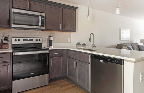 Lyman Apartment | Landing | Stylish 2BD, Pool, Gym