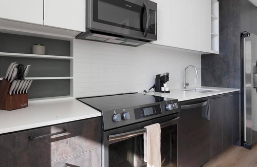 Washington Apartment | Landing | Stylish Studio, Pool, Rooftop Lounge