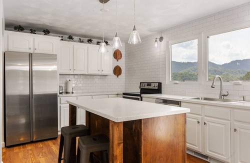 Ironto House | Large Comfy Mountain View House Near VT/Hiking