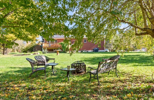 Town of Lloyd Apartment | Large Private Apt w King bed near New Paltz