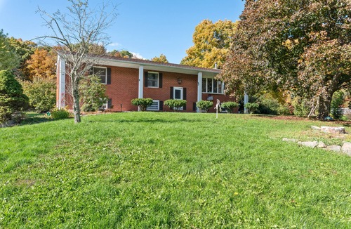 Town of Lloyd Apartment | Large Private Apt w King bed near New Paltz