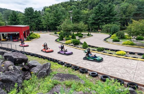 Circleville Resort | Large Room w/Patio Close to Monticello Casino and Raceway! Waterpark & Arcade!