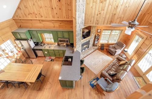 Jefferson Cabin | Lazy Dog Log Cabin | Pet-Friendly with a Fenced Yard | Catch & Release Lake