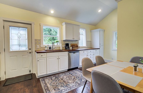 Wilmington Historic District House | Leaning Lorelei: Light & Airy Downtown Cottage