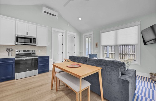 Wilmington Cottage | Little Palm ~ Cozy Cottage, Close to Everything Wilmington has to Offer!