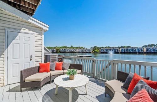 North Charleston House | ☆Live on the Water! Lake Palmetto Palm w/Patio - 10Min to Downtown & Beaches☆