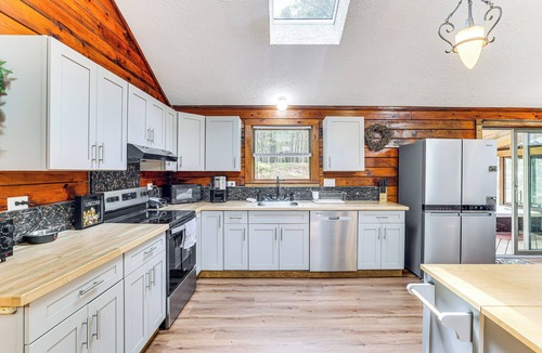 Long Pond Cottage | Long Pond Log Cabin w/Hot Tub Soaks & Outdoor Fun