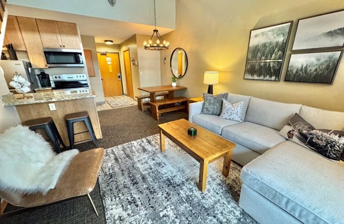 Lutsen Apartment | Lutsen Ski-In/Ski-Out | Moose Mtn Views | Hot Tub