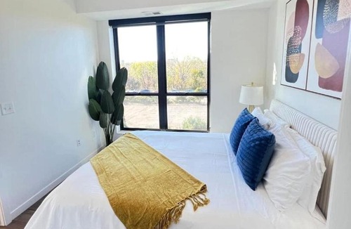 St. Anthony West Apartment | Lux 2BD Sofa Bed DT &UMN GYM Free Street parking