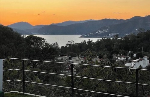 El Calvario House | LUXO Casa Valle de Bravo con jacuzzi y espectacular Vista al Lago