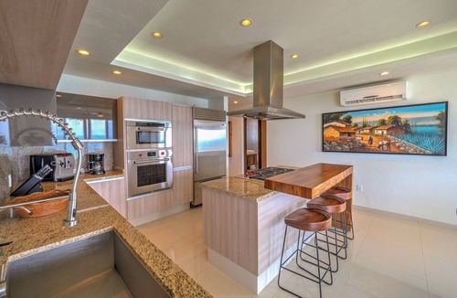 La Cruz de Huanacaxtle Condo | Luxurious beachfront penthouse! Panoramic views, white sand beach, private pool