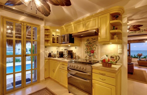 Playa del Secreto Villa | Luxury Beachfront Private Villa- Beautiful Beach, pool, jacuzzi & full staff!