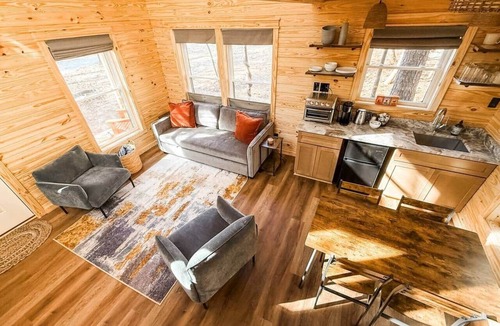 Henderson House | Luxury Glamping Loft at Kerr Lake — Private Pickleball Court and Pet-Friendly!