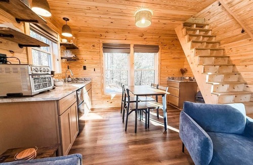 Henderson House | Luxury Glamping Loft at Kerr Lake — Private Pickleball Court and Pet-Friendly!