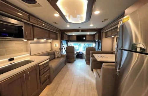 Gainesville House | Luxury on wheels for all! Welcome to the ultimate 5-star RV experience.