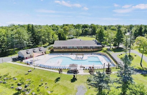 Tobyhanna House | Luxury Retreat With Jacuzzi, Fire Pit and Playroom
