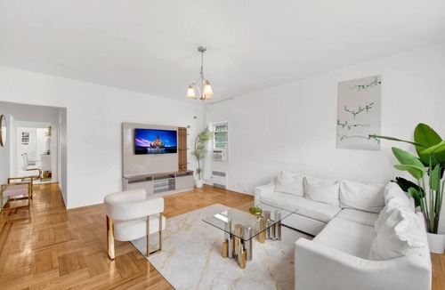 Southeast Yonkers Apartment | Luxury Stay Modern Home Near NYC Transit