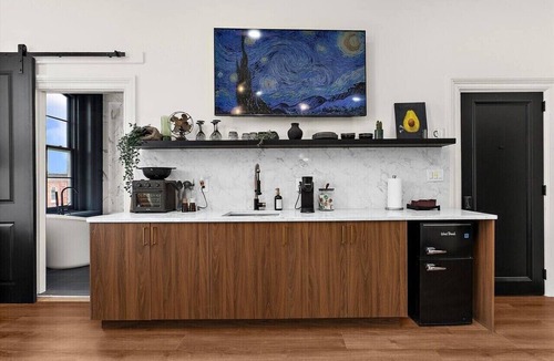 Old Goucher Apartment | Luxury Two Queen Suite - Haven at The Marle Boutique Hotel Near JHU & DT