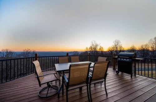 Monroe House | Mack's Retreat - Monroe Retreat with Mountain Views and Fire Pit!