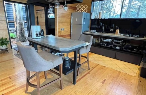 El Santuario Cabin | Mi Refugio Nordico, Cabaña en lo Alto de una Colina con Vista al Lago