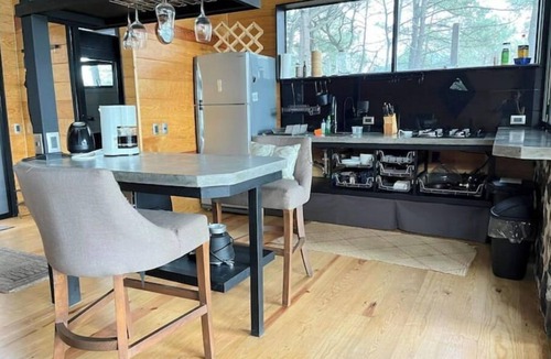 El Santuario Cabin | Mi Refugio Nordico, Cabaña en lo Alto de una Colina con Vista al Lago