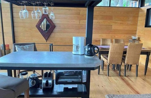 El Santuario Cabin | Mi Refugio Nordico, Cabaña en lo Alto de una Colina con Vista al Lago