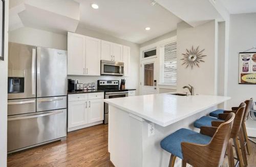 Park View House | Mid-Century Townhome Steps from Restaurants #DCottage