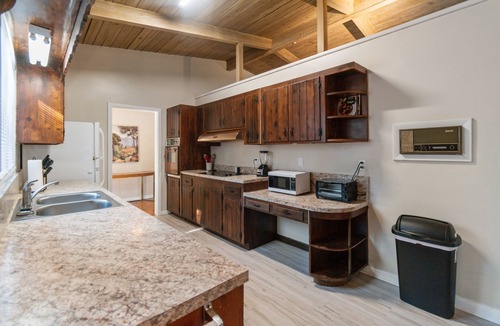 Gainesville House | Mid-Century Vibes w/Firepit Near UF/Downtown/Shands & Walk to Coffee Culture