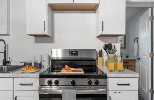 Tarpon Springs House | Mins to Beach/Studio Home/walk to dwtn/FreeParking