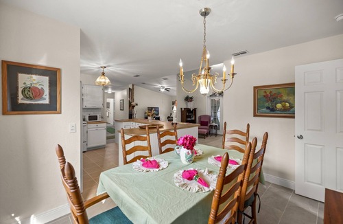 Williston Highlands House | Minutes from kayaking, paddleboarding, natural springs, and Cedar Key beach.