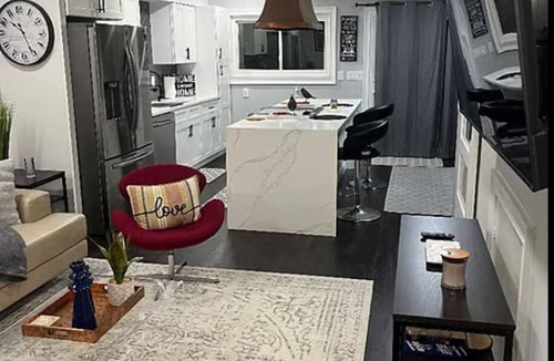 Atlanta House | Modern 2 Bedroom Condo in Quaint Neighborhood