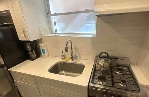 Harsimus Cove Apartment | Modern 2BR Stay | Sleeps 4