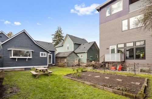 Lettered Streets House | Modern Bellingham Retreat