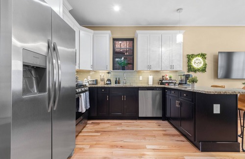 The Heights House | Modern Chic 2B2B, BBQ on Deck, 20 min to MetLife Stadium or Manhattan NYC