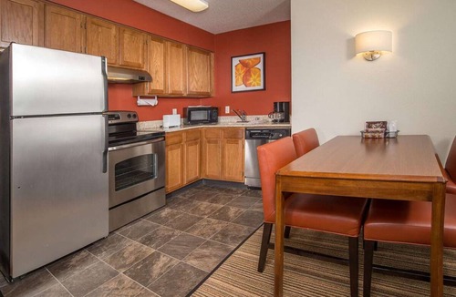 Charleston Hotel | Modern Convenience Meets Comfort in Charleston! Pool, Pets are Allowed Here