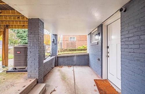 Fairlawn Apartment | Modern & Cozy Suite Centrally Located Free Parking
