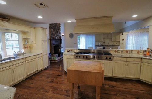 Greendell House | Modern Farmhouse w/Private Pool, Tennis Court, Gym, Fast WIFI, 1hr from NYC